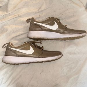 GOLD NIKE ROSHES